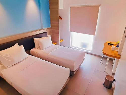 Ένα ή περισσότερα κρεβάτια σε δωμάτιο στο Amaris Hotel Ambon