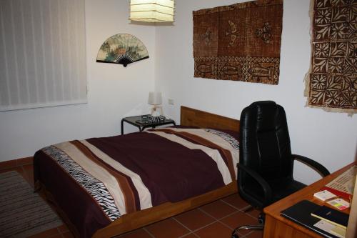 een slaapkamer met een bed, een bureau en een stoel bij Zwischen Erfurt, Weimar & Thüringer Wald in Elleben