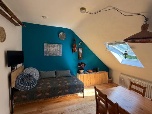 a bedroom with a bed and a blue wall at Apartment am Rhein in Remagen
