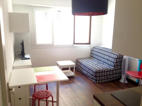 un salon avec un canapé et une chaise dans l'établissement Studio La Reine Astrid, à Antibes