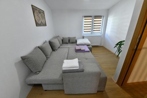Ein Sitzbereich in der Unterkunft Apartman CENTAR