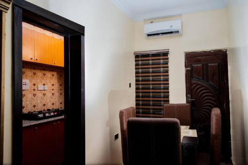 Un lugar para sentarse en Julie Moradeke Serviced Apartment Suites