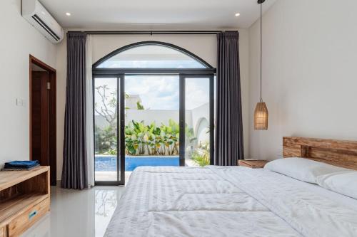 Postel nebo postele na pokoji v ubytování Quiet Escape with Lush Rice Field Views