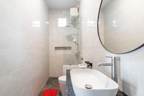 Koupelna v ubytování Quiet Escape with Lush Rice Field Views