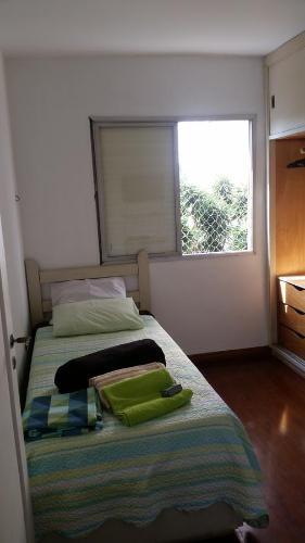 Dormitorio pequeño con cama y ventana en Apartamento SP Expo Center, en São Paulo