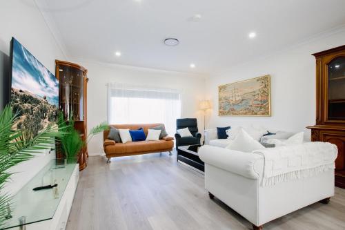 a living room with two white couches and a couch at Disability Friendly 4 Bedroom House with 3 Baths Perfect for All Guests in Fairfield