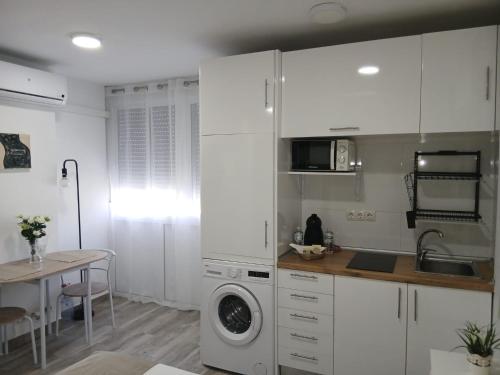 Una cocina o cocineta en Estudio coqueto las naciones