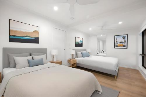 Giường trong phòng chung tại Waterfront Luxury Family Retreat, Noosaville