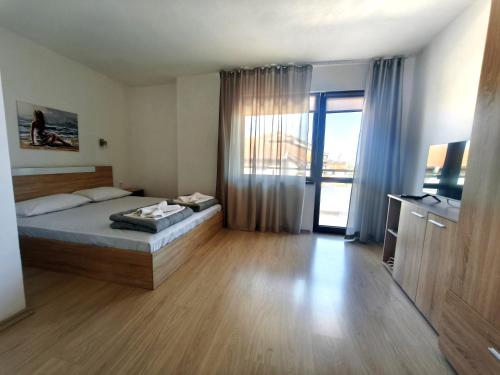 Ένα ή περισσότερα κρεβάτια σε δωμάτιο στο Yanevi Apartments