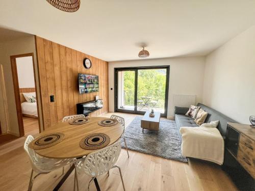una sala de estar con una mesa y un sofá en Luxurious flat at St Gervais, en Saint-Gervais-les-Bains