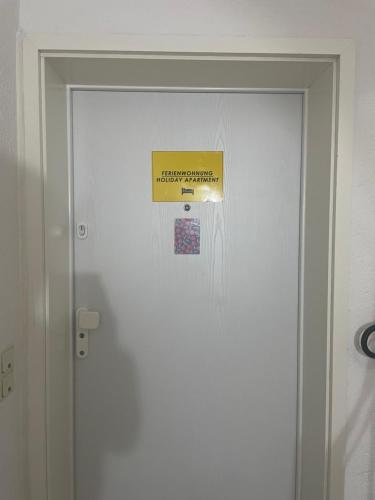a sign on a door with a sign on it at Charmante Ferienwohnung im Herzen der Koblenzer Altstadt in Koblenz