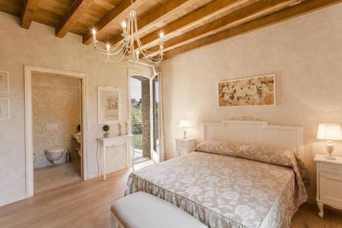 a bedroom with a bed and a bathroom at Relais Mondotella in Pozzolengo