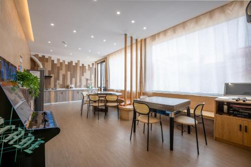 a dining room with a table and some chairs at Zuolin Youli Xiaoying Exclusive Courtyard in Huairou
