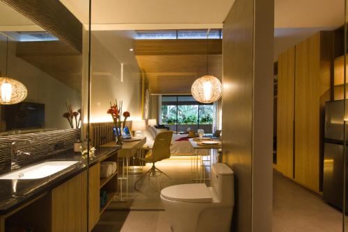 bagno con servizi igienici e sala da pranzo di Umahan Ubud ad Ubud