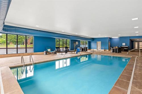 a swimming pool in a hotel with blue walls at Hampton Inn & Suites Grove City in Grove City