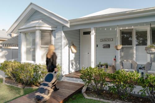 Κήπος έξω από το Stanhope Byron Central Stay with Coastal Vibes