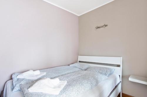 een slaapkamer met een bed met twee handdoeken erop bij Karlik moj-sopot pl in Sopot