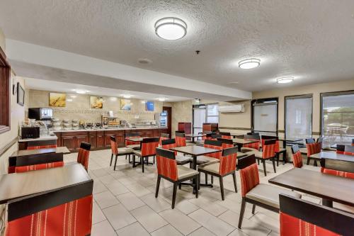 a dining room with tables and chairs in a restaurant at Comfort Inn Murray – Salt Lake City South in Murray