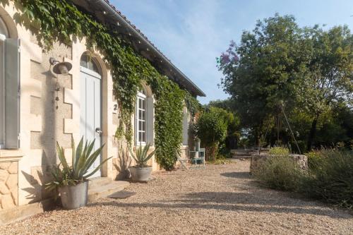 a building with plants on the side of it at Villa au bord de la Charente in Jarnac
