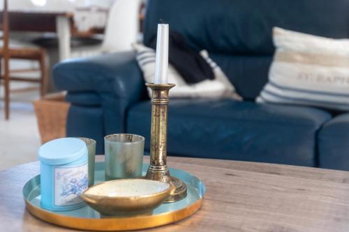 a candle on a table with a plate with a candle at Villa au bord de la Charente in Jarnac