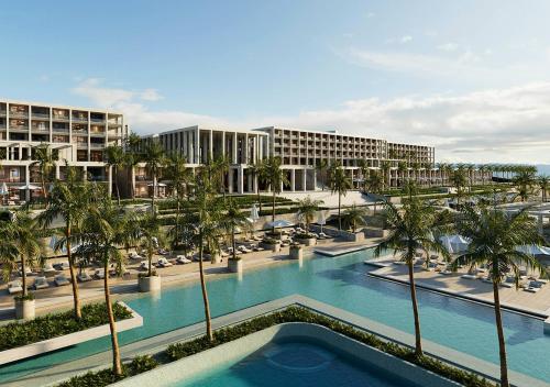 vista aerea di un resort con piscina e palme di Akra Didim Resort & SPA a Didim