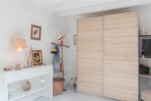 a sliding closet door in a living room at Villa au bord de la Charente in Jarnac