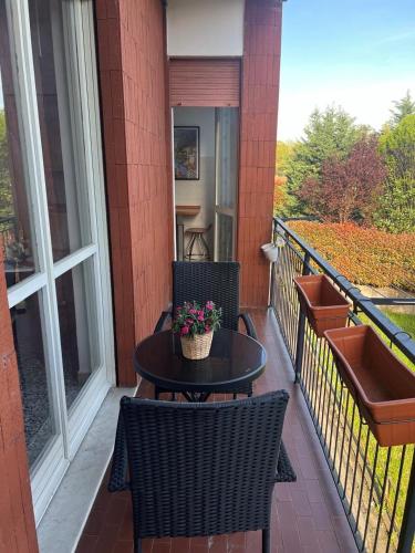 a patio with a table and chairs on a balcony at Apartamento Malpensa Milano 2 in Casorate Sempione