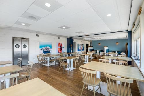 a dining room with wooden tables and chairs at The Harborview on Lake Michigan, Ascend Hotel Collection in Port Washington