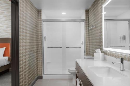 Un baño de Home2 Suites By Hilton Forrest City
