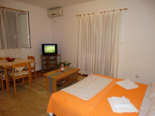 Μια τηλεόραση ή/και κέντρο ψυχαγωγίας στο Apartments Ilinka
