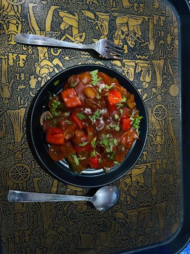 een kom eten op een tafel met een lepel bij Hotel & Resort Virasat inn in Alwar