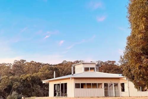 a house in the middle of a field at Rural retreat! 5 min to wineries & 10 min to town in Bethany