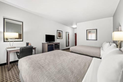 Ένα ή περισσότερα κρεβάτια σε δωμάτιο στο Quality Inn & Suites