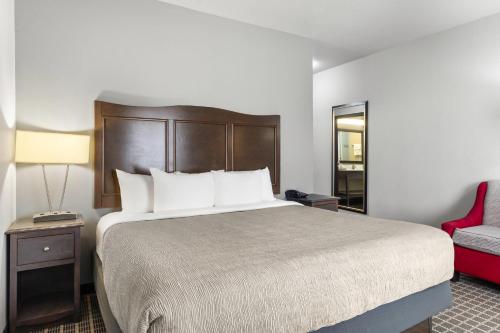 Ένα ή περισσότερα κρεβάτια σε δωμάτιο στο Quality Inn & Suites