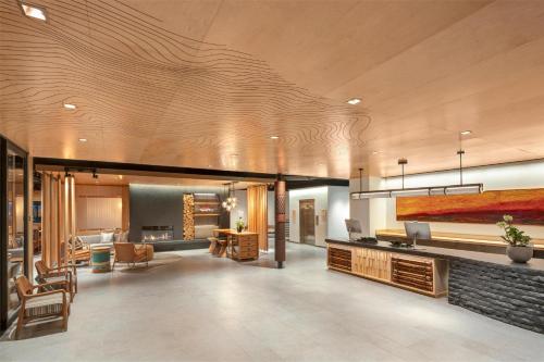 アンカレッジにあるThe Wildbirch Hotel - JdV by Hyattのリビングルーム付きの建物のロビー