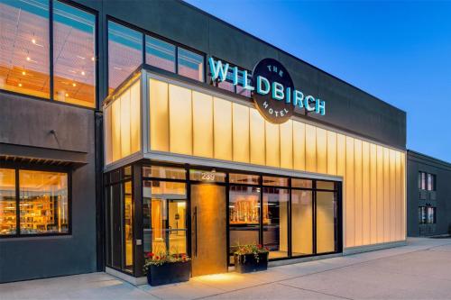 アンカレッジにあるThe Wildbirch Hotel - JdV by Hyattの看板が掲げられた建物の店先
