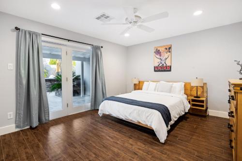 una camera da letto con un letto e una porta scorrevole in vetro di Biltmore Highlands by Porter Luxury Home wPrivate Pool and Mountain Views a Phoenix