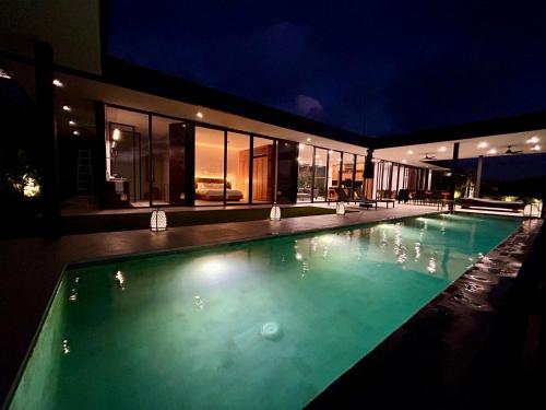 Πισίνα στο ή κοντά στο Villa Monaco - Oceanview Luxury with Private Pool