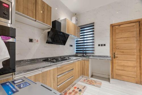 Η κουζίνα ή μικρή κουζίνα στο Home in Lekki Free cancellation