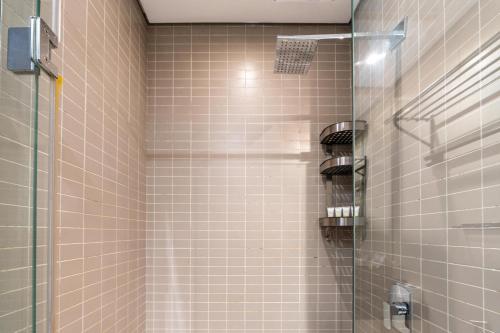 Vacay Lettings - Silverene Marina Retreat - Waterfront Apartment Steps from Marina Mall photo 3