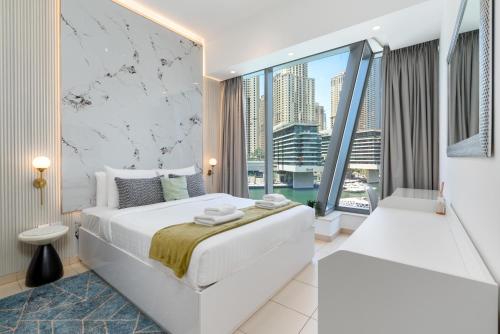 Vacay Lettings - Silverene Marina Retreat - Waterfront Apartment Steps from Marina Mall