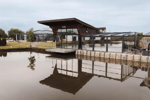 Výhled na řeku, která protéká v blízkosti hotelu