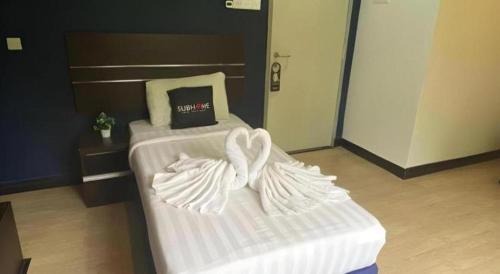 a bed in a room with at Alia Express Sendayan in Seremban