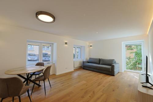 バーデンヴァイラーにあるAusblick apartmentsのテーブルとソファのあるリビングルーム