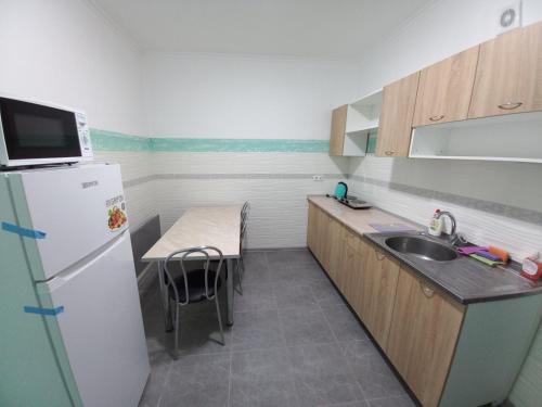 a small kitchen with a sink and a refrigerator at 1 кімнатні апартаменти в гостьовому будинку in Mukacheve