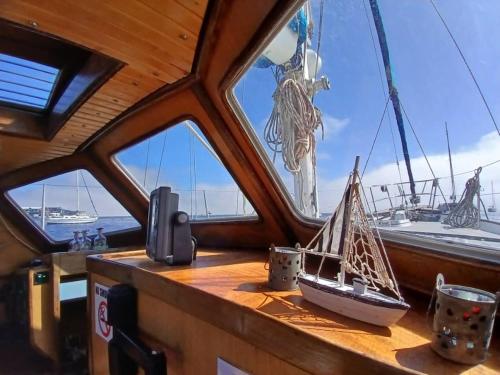 Naturlandskabet i nærheden af båden