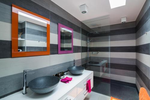 łazienka z 2 umywalkami i lustrem w obiekcie Villa Angel Sunset w mieście Gustavia