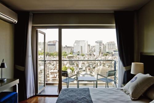 a bedroom with a large window with a view of the city at Sileo Apart in Buenos Aires