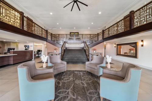 Гостиная зона в Best Western Plus Hilltop Inn