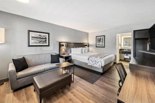Кровать или кровати в номере Best Western Plus Hilltop Inn